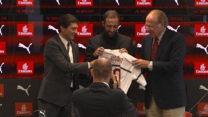 Milan - La présentation de Gonzalo Higuain