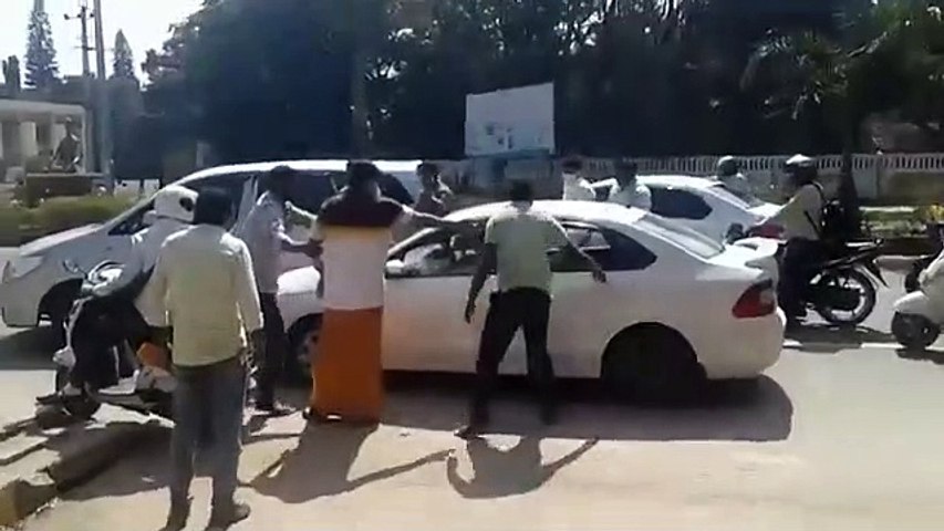 போலீஸ் வண்டியை பார்த்ததும் தப்பி ஓட முயன்ற ராஜேந்திர பாலாஜி.. சுற்றி வளைத்த  போலீஸ்.. பரபர பின்னணி | Former Minister Rajendra Balaji tried to escape  when he saw the police ...