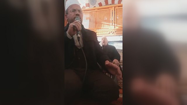 Kur’an-ı Kerim tilaveti yapan imam, cemaatin bağırmasıyla yerinden sıçradı