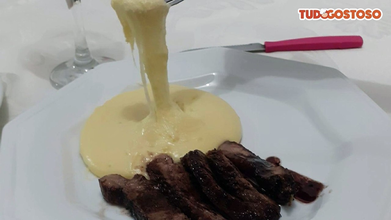 Aligot (purê de batatas com queijo)