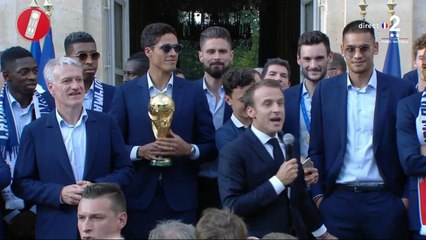 Le président Emmanuel Macron remercie les Bleus dans un discours enflammé sur le perron de l'Elysée