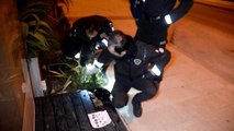 Polis, alkollü şüphelinin attığı 14 sikkeyi didik didik arayarak buldu