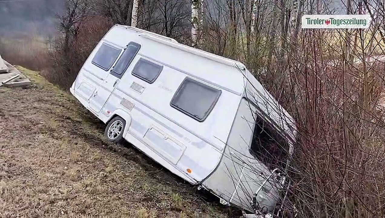 Wohnwagen löste sich in Strass von Pkw und stürzte über Böschung