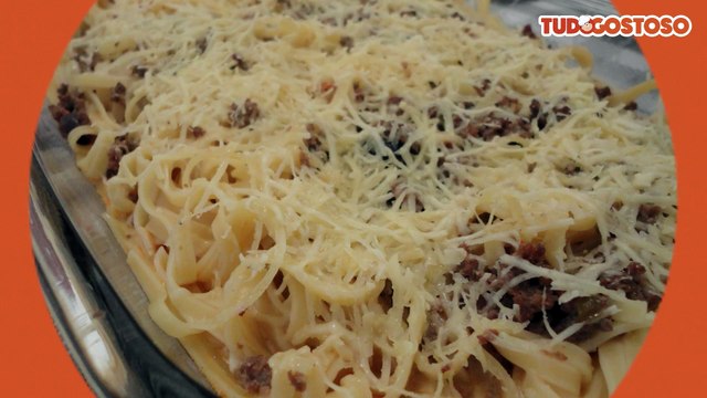 Macarrão com carne moída e queijo