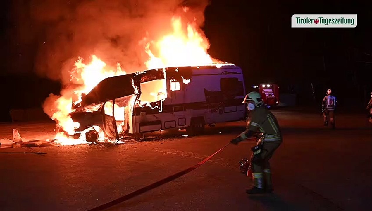Wohnmobil ging am Zirlerberg in Flammen auf: Lenker verletzt