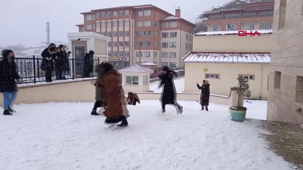 GÜMÜŞHANE'DE 96 KÖY YOLU KARDAN KAPANDI; OKULLAR 1 GÜN SÜREYLE TATİL EDİLDİ