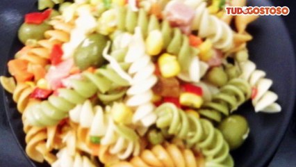 Salada de macarrão parafuso colorido