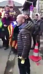 Un legionario quita lazos ante una turba de 'indepes'