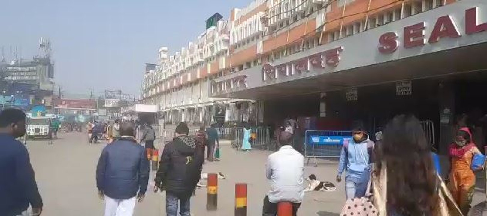 পেটের টানে, রুজি রোজগারের আশায় করোনা আবহে শিয়ালদহ স্টেশনে বহু মানুষের ভিড় |Oneindia Bengali