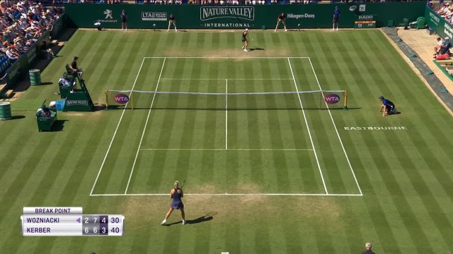 Eastbourne - Wozniacki domine Kerber et file en finale