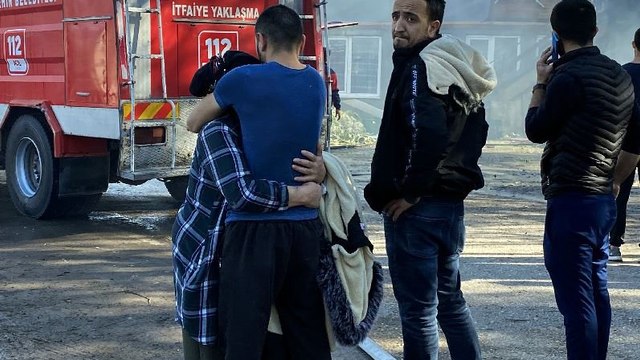 Evlerinin yanışını birbirlerine sarılarak izlediler