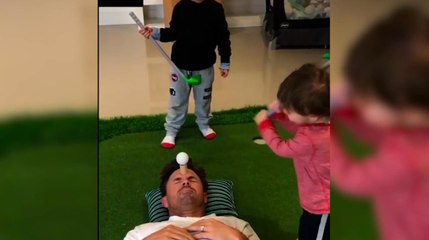 Il va longtemps regretter sa partie de golf avec ses enfants... Le Zapping Web