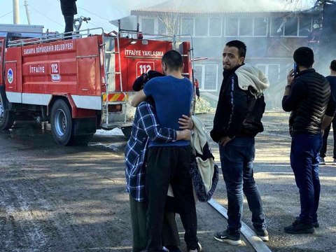 Evlerinin yanışını birbirlerine sarılarak gözyaşları içinde izlediler