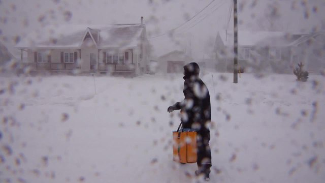 Zone Interdite (M6) : en pleine livraison de journaux, Alexandre est pris dans une tempête de neige