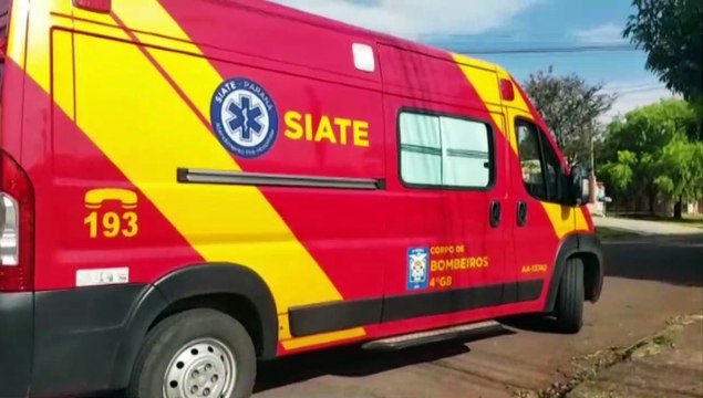 Duas pessoas ficam feridas após colisão entre moto e bicicleta no Bairro Guarujá, em Cascavel