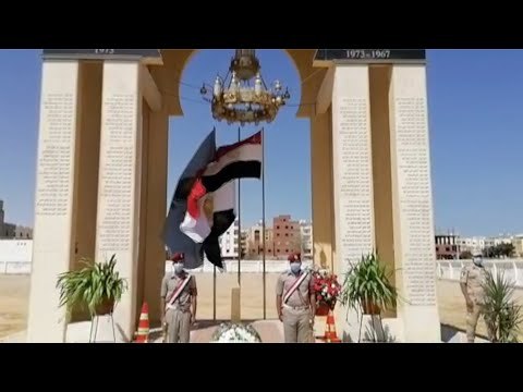 المحافظون يضعون أكاليل الزهور على النصب التذكارية لشهداء أكتوبر