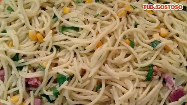 Macarrão alho e óleo com bacon