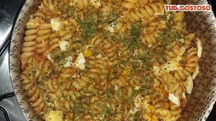 Macarrão de atum com molho de tomate