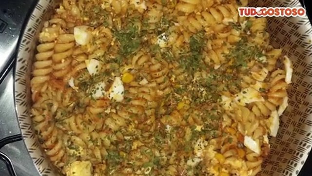 Macarrão de atum com molho de tomate