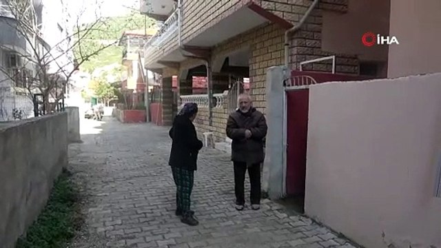 Yaşlı çiftin başına silah ve bıçak dayayıp evi soydular