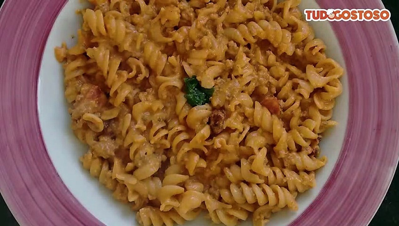 Macarrão com carne moída e creme de leite