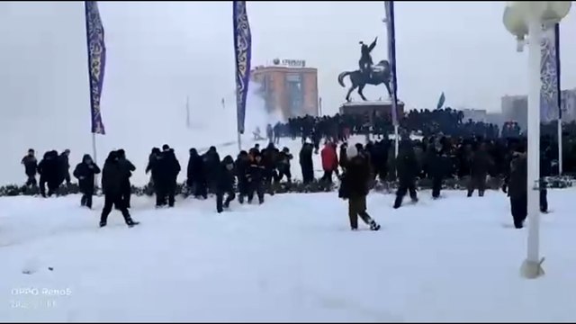 Doğalgaz zammı protestolarının ardından hükümetin istifa ettiği Kazakistan'da yer yer çatışmalar yaşanıyor