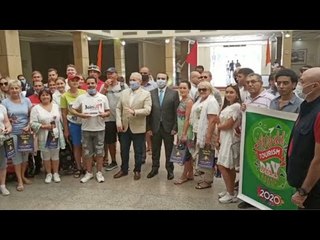 استقبال السائحين في معبد الكرنك بالورود على أنغام أنا بعشقك