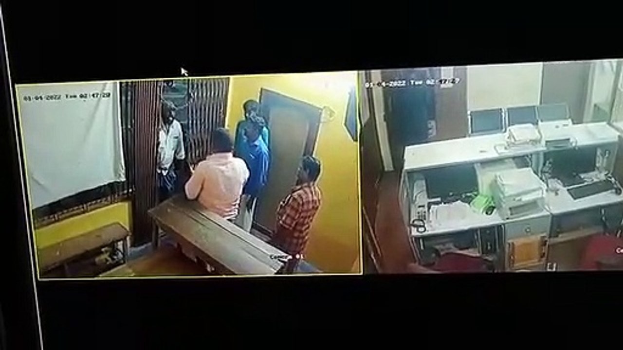 6 மணிக்கு மேலயா போன் பண்ற.. வங்கி மேனேஜரை அடித்து துவைத்த இளைஞர்.. பரபரப்பு சிசிடிவி காட்சிகள்