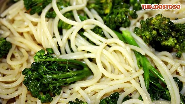 Macarrão alho e óleo e brócolis
