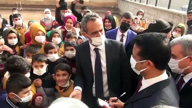 Milli Eğitim Bakanı Özer, Şanlıurfa İl Milli Eğitim Müdürü ve okul müdürüne tepki gösterdi: Siz ne iş yaparsınız, para istediniz de para mı vermedik?