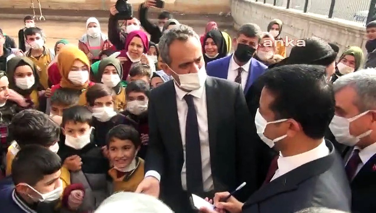 Milli Eğitim Bakanı Özer, Şanlıurfa İl Milli Eğitim Müdürü ve okul müdürüne tepki gösterdi: Siz ne iş yaparsınız, para istediniz de para mı vermedik?