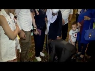 بر الوالدين.. مدير عام يقبل قدم والده في حفل خروجه على المعاش