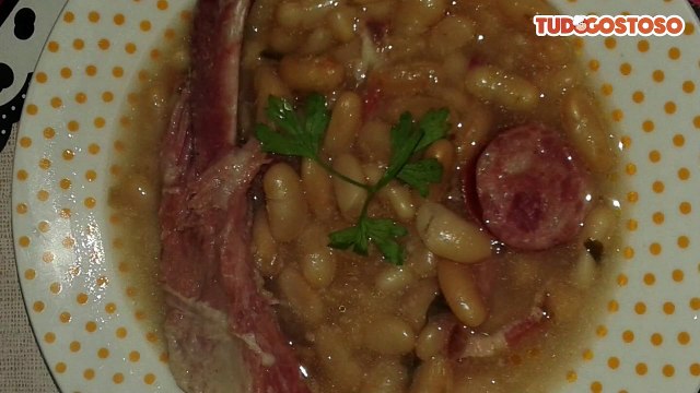 Feijão branco com costelinha de porco