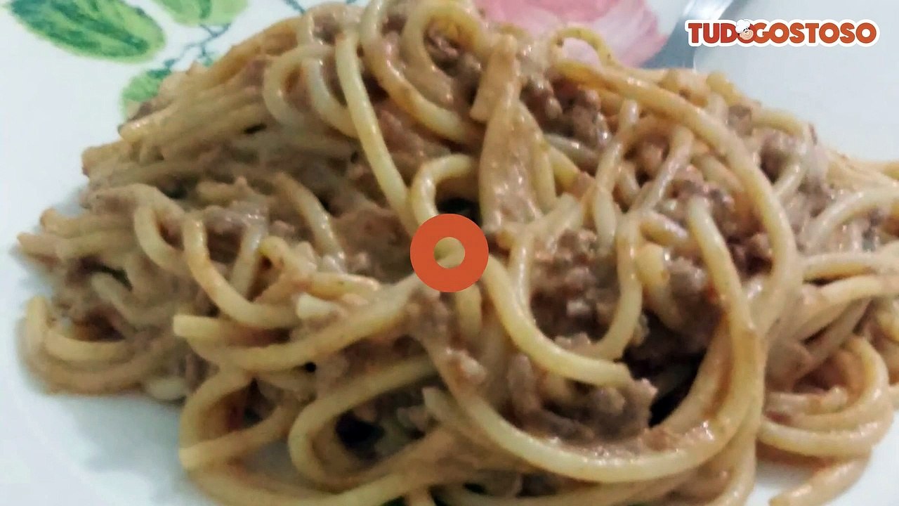 Macarrão com carne moída e creme de leite