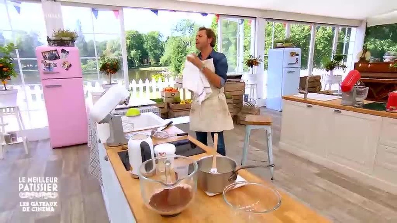 Jérôme Anthony agacé par les chansons de Julien Lepers dans Le meilleur pâtissier célébrités !