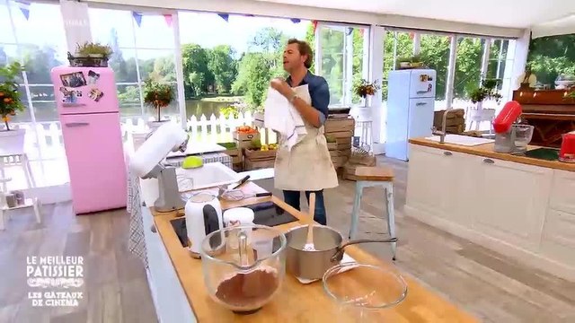 Jérôme Anthony agacé par les chansons de Julien Lepers dans Le meilleur pâtissier célébrités !