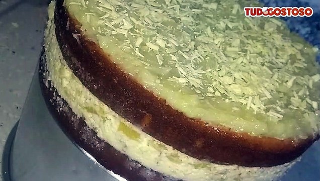 Bolo de abacaxi com cobertura de leite condensado