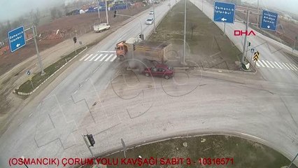 Son dakika gündem: ÇORUM'DA OTOMOBİL İLE KAMYONUN ÇARPIŞTIĞI KAZA KAMERADA
