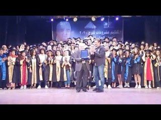 كريم عبد العزيز يقبل يد والده لحظة تكريمه من أكاديمية الفنون