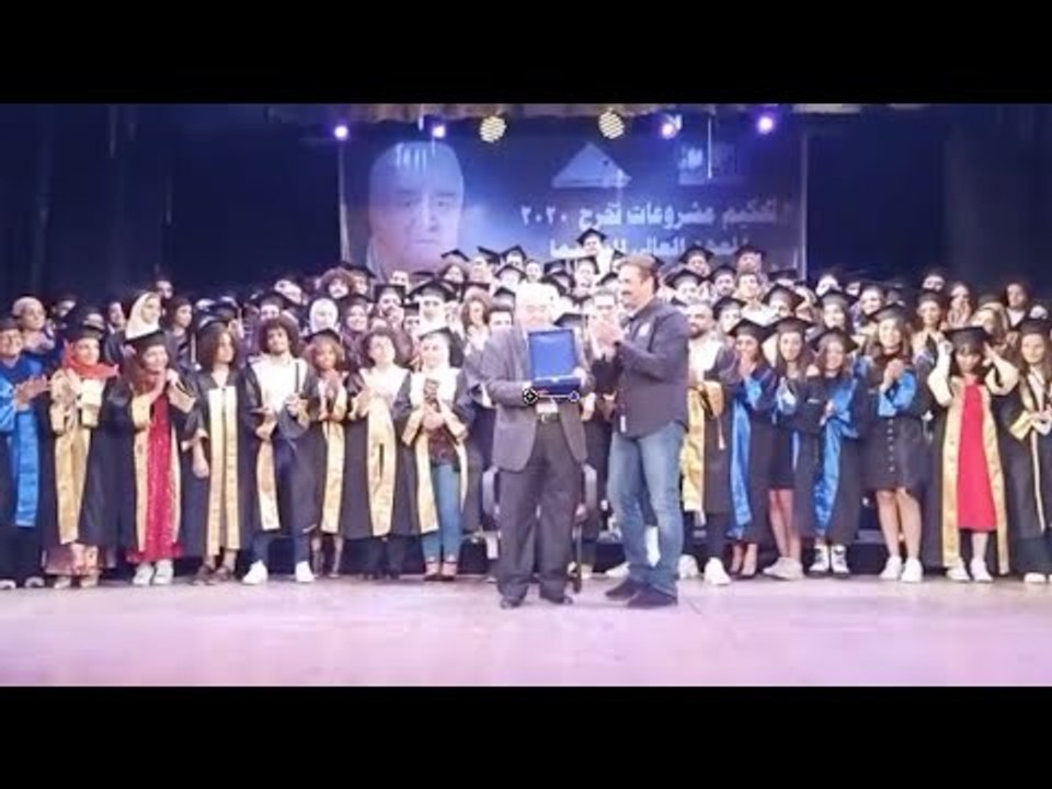 كريم عبد العزيز يقبل يد والده لحظة تكريمه من أكاديمية الفنون