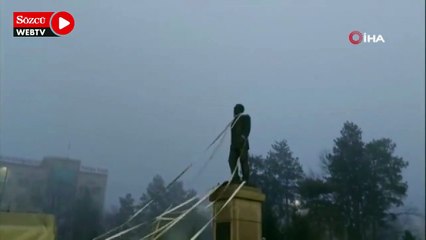 Kazakistan'da protestocular Nazarbayev'in heykelini yıkmaya çalıştı
