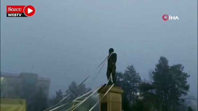 Kazakistan'da protestocular Nazarbayev'in heykelini yıkmaya çalıştı