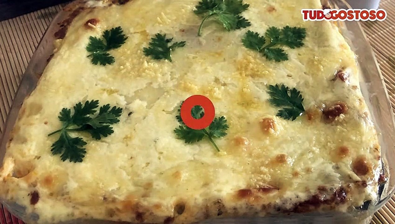 Lasanha com carne moída e molho branco
