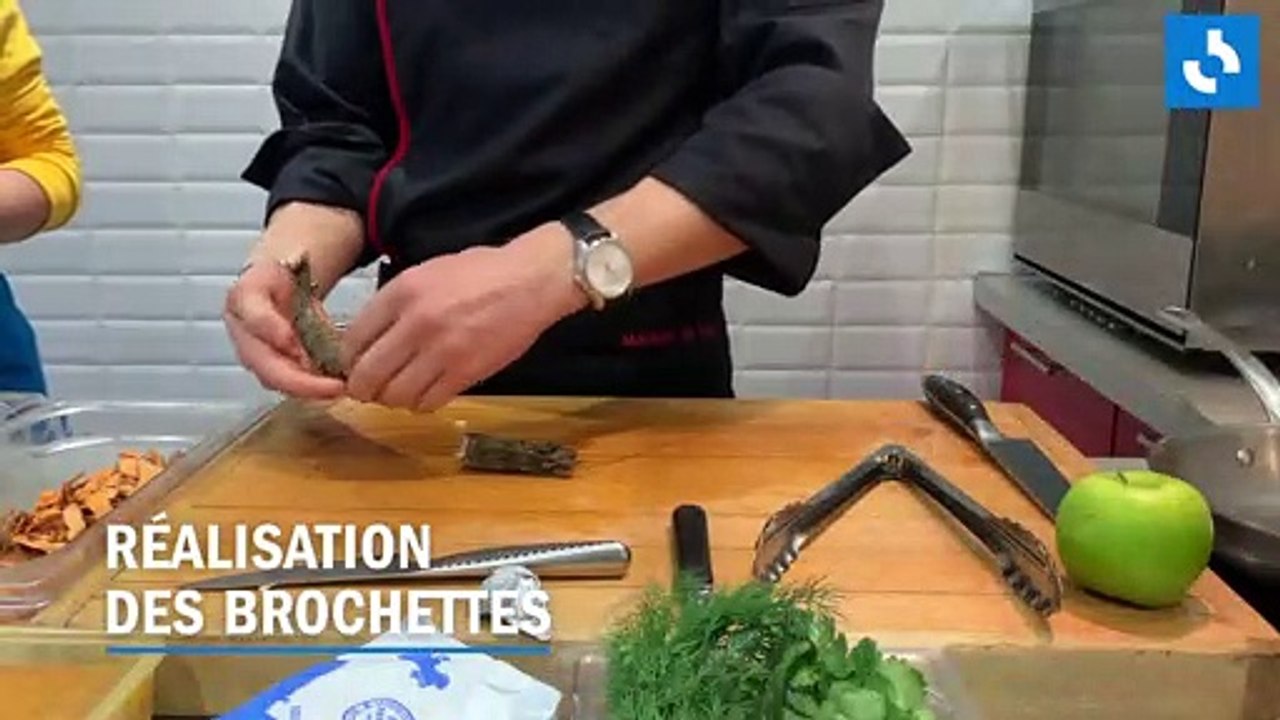 Brochette de gambas curcuma, purée de patates douces et julienne de pommes