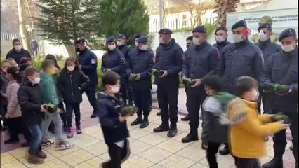 Son dakika: Miniklerden jandarmaya atkı hediye etti