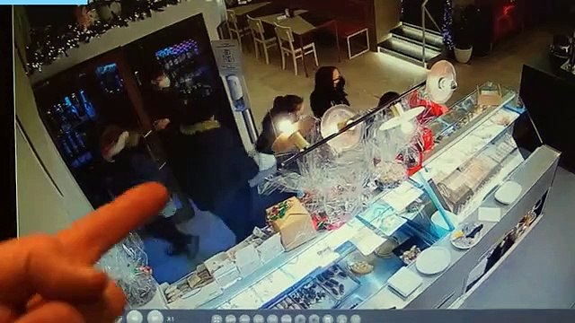 No vax Modena, blitz al bar in 15 senza mascherine