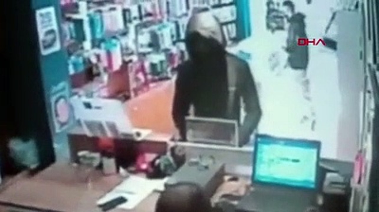 Hırsızlığı fark edince tokat atarak dışarı çıkarttı