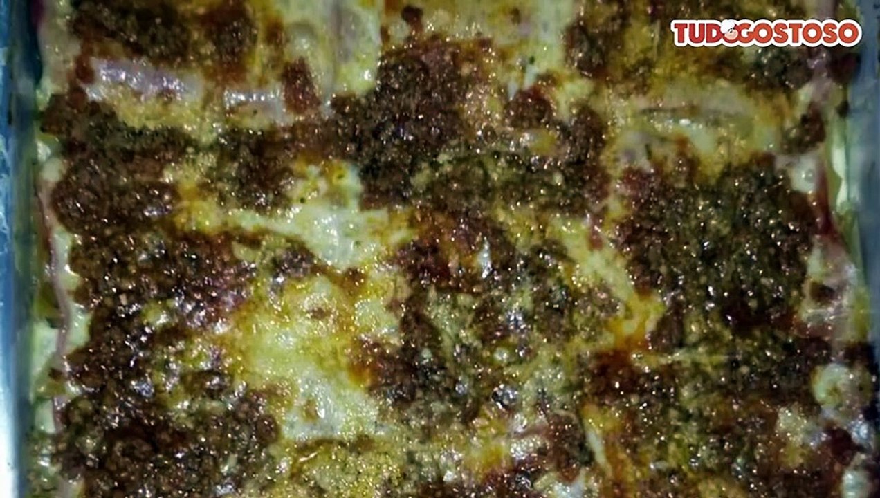 Lasanha de carne moída e molho branco