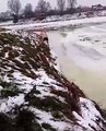 Il saute dans un lac gelé pour sauver un chien