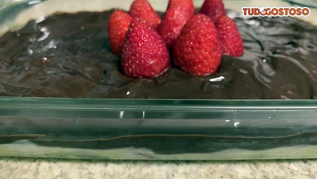 Bombom de morango na travessa